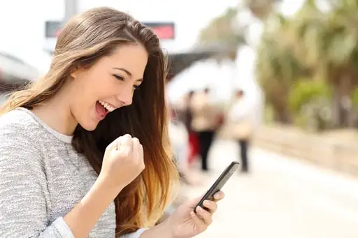 Mulher feliz com seu iphone reparado consertado na arouca